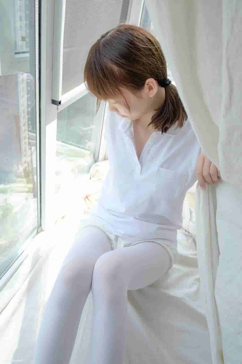 《窗台上的白丝少女》 [森萝财团] R15-018 写真集[86P]