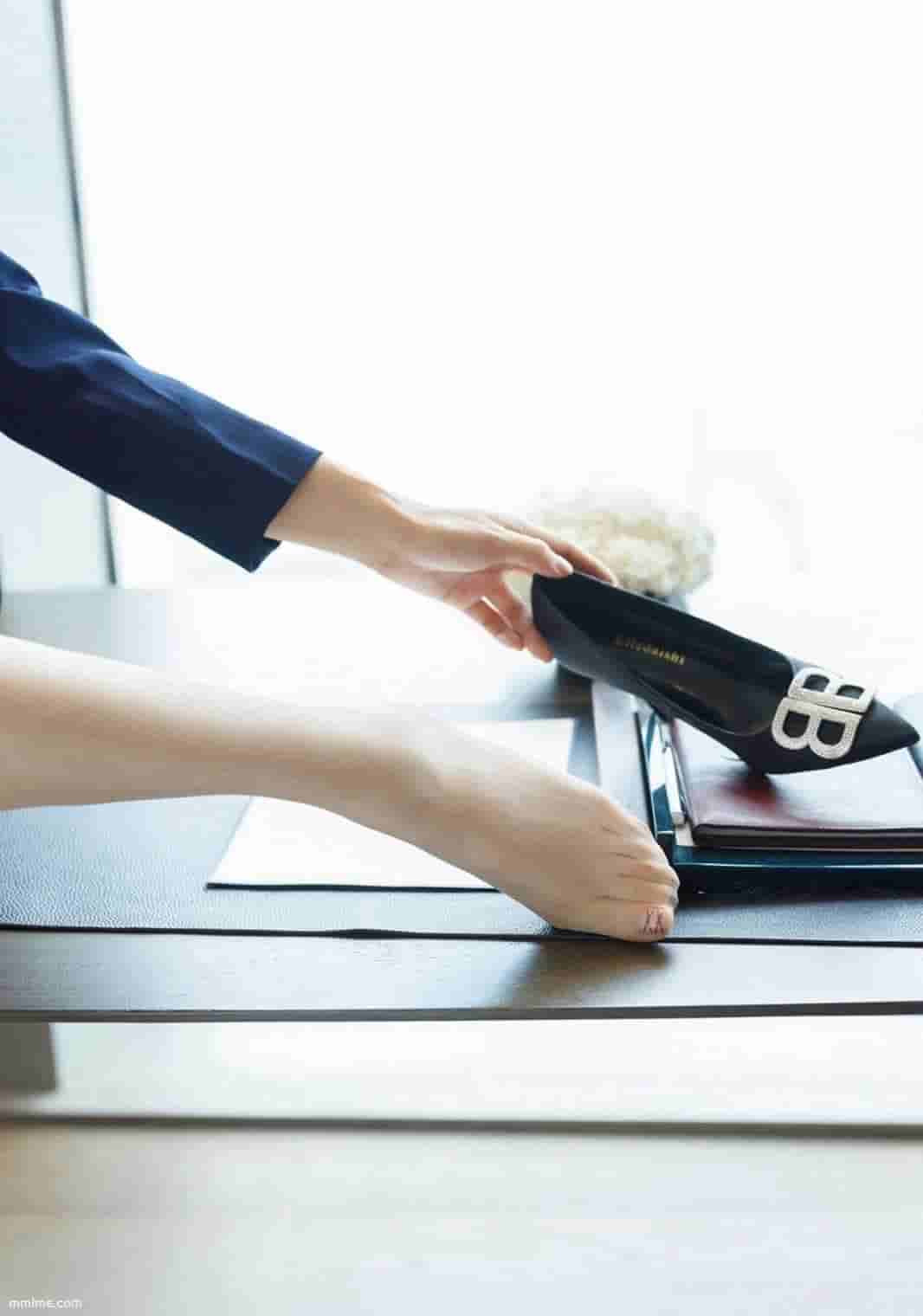 Angela小热巴办公室脱丝袜美腿制服诱惑高跟肉丝袜美女