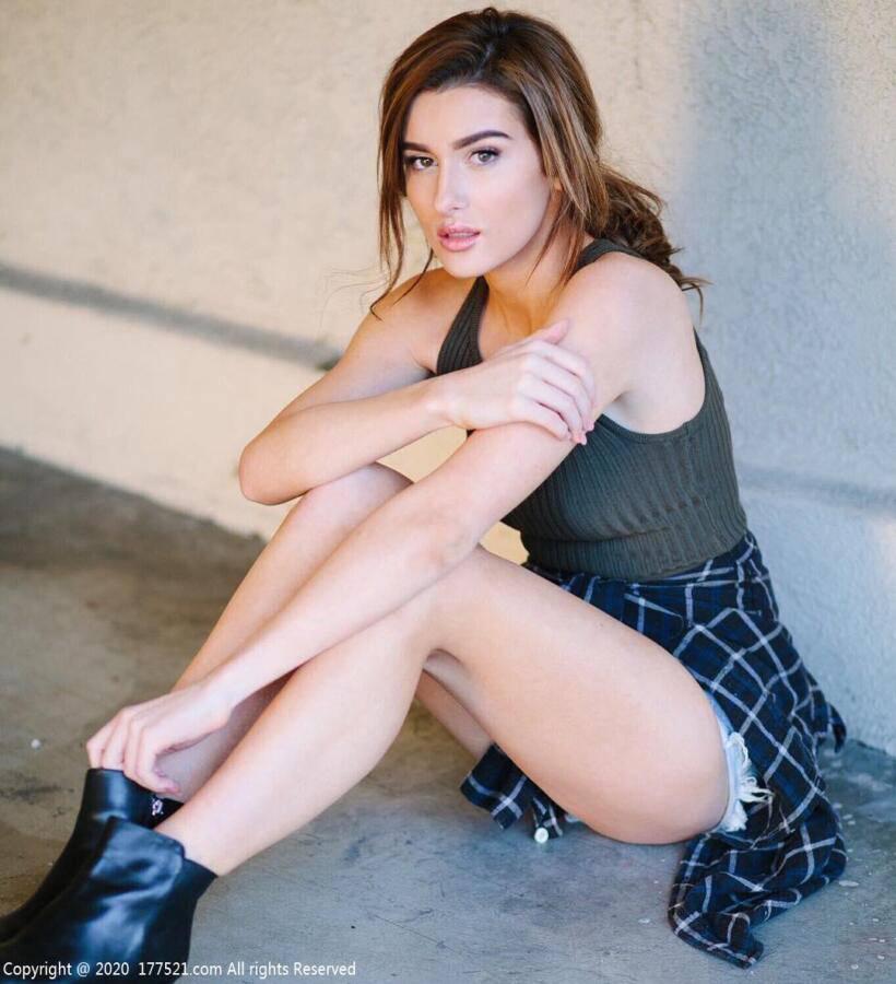 Molly Eskam 档案资料介绍 Molly Eskam 档案资料介绍